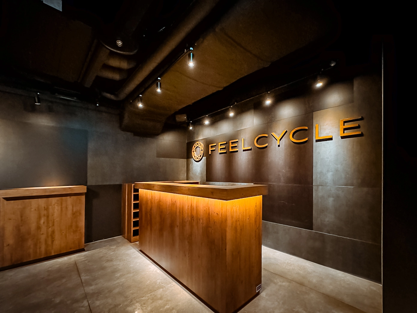 船橋店｜暗闇フィットネス FEELCYCLE｜船橋駅、京成船橋駅