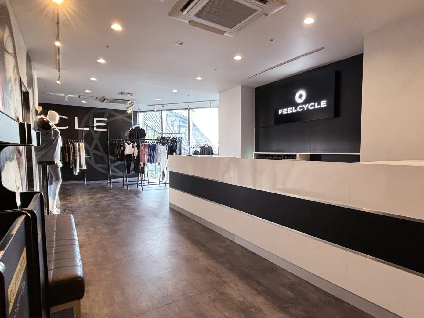 池袋店｜暗闇フィットネス FEELCYCLE｜池袋駅