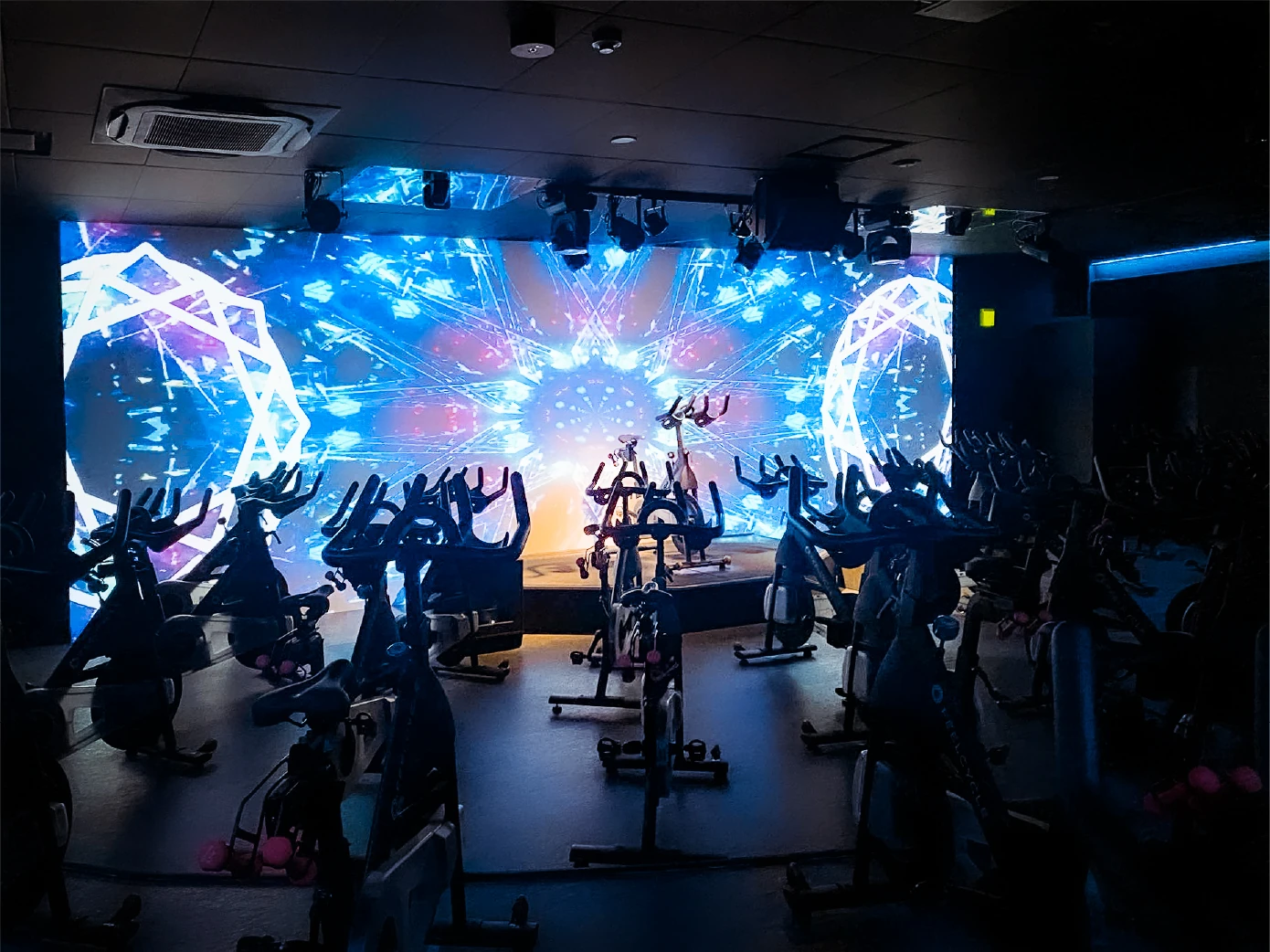 名古屋店｜暗闇フィットネス FEELCYCLE｜名古屋駅、名鉄名古屋駅