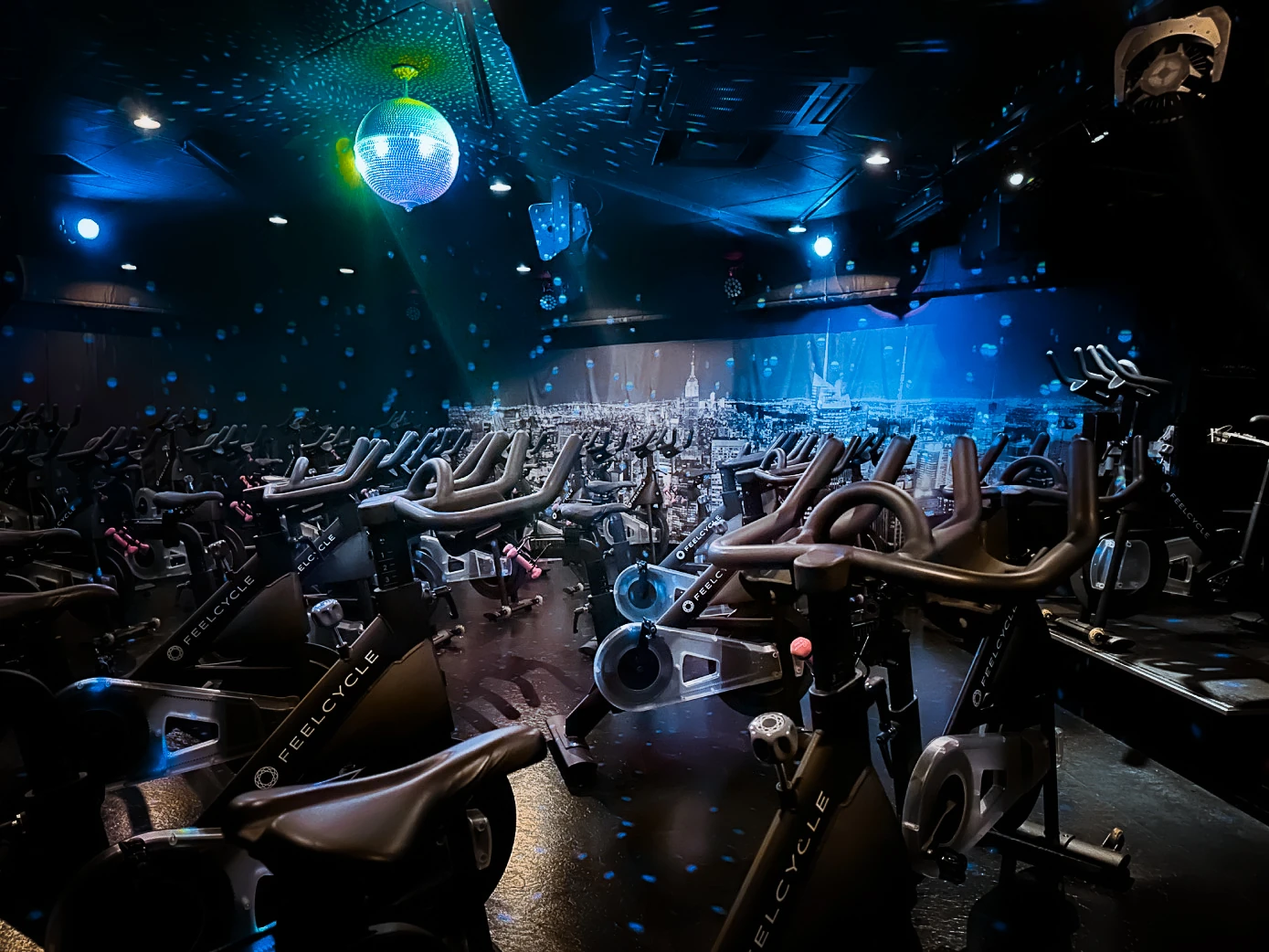 中目黒店｜暗闇フィットネス FEELCYCLE｜中目黒駅、代官山駅