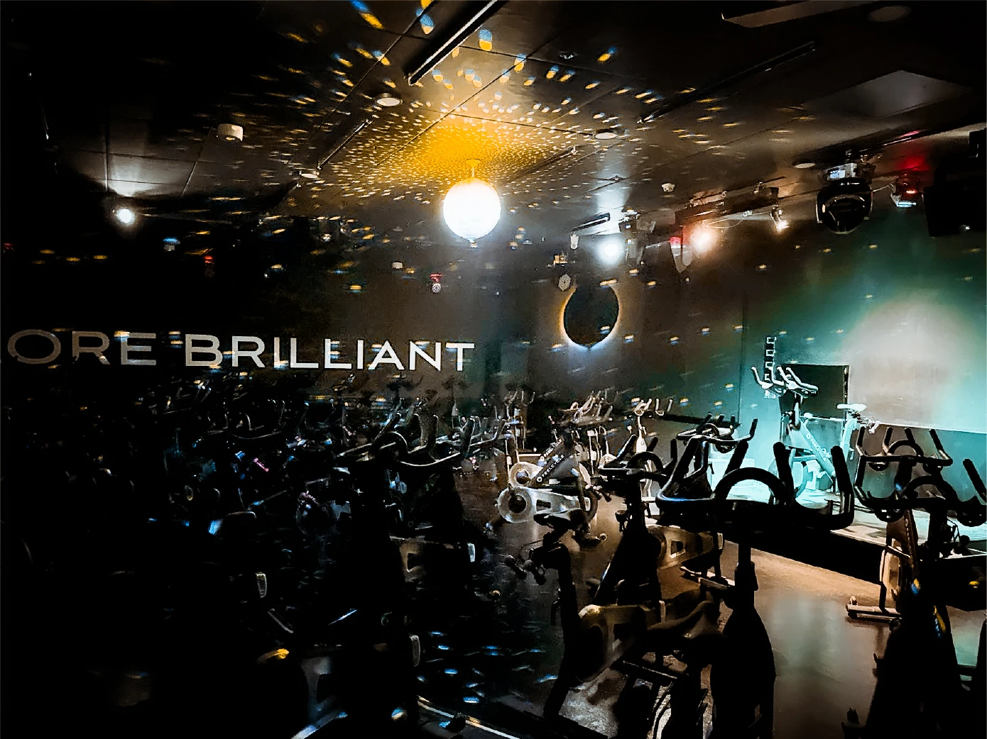 大阪京橋店｜暗闇フィットネス FEELCYCLE｜京橋駅