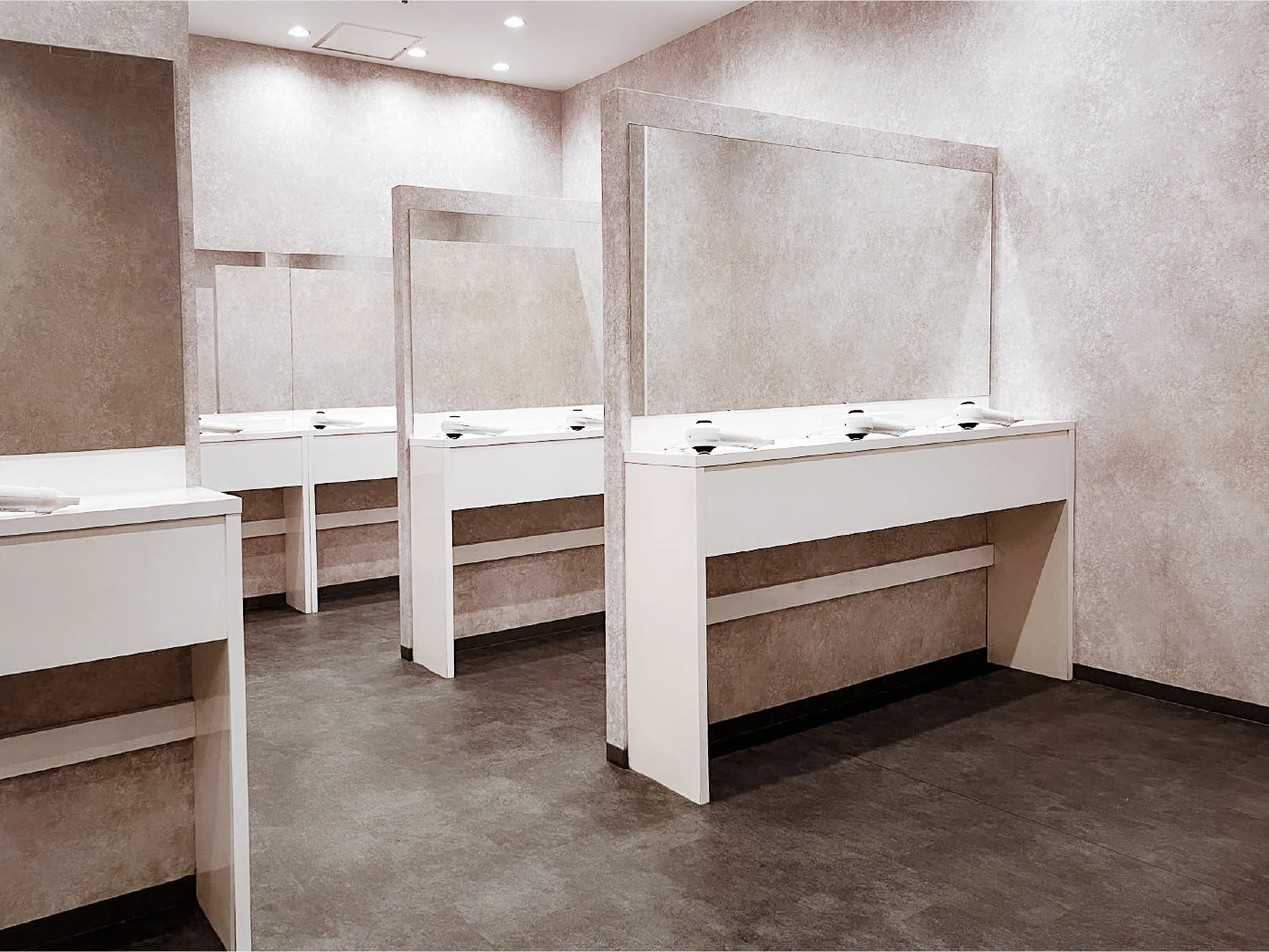 心斎橋店｜暗闇フィットネス FEELCYCLE｜心斎橋駅、四ツ橋駅