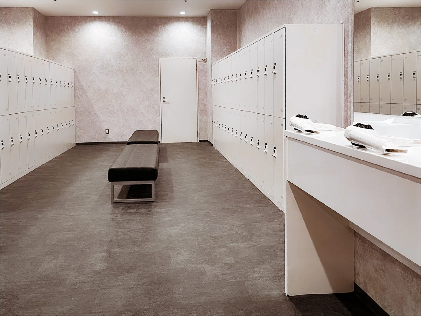 心斎橋店｜暗闇フィットネス FEELCYCLE｜心斎橋駅、四ツ橋駅