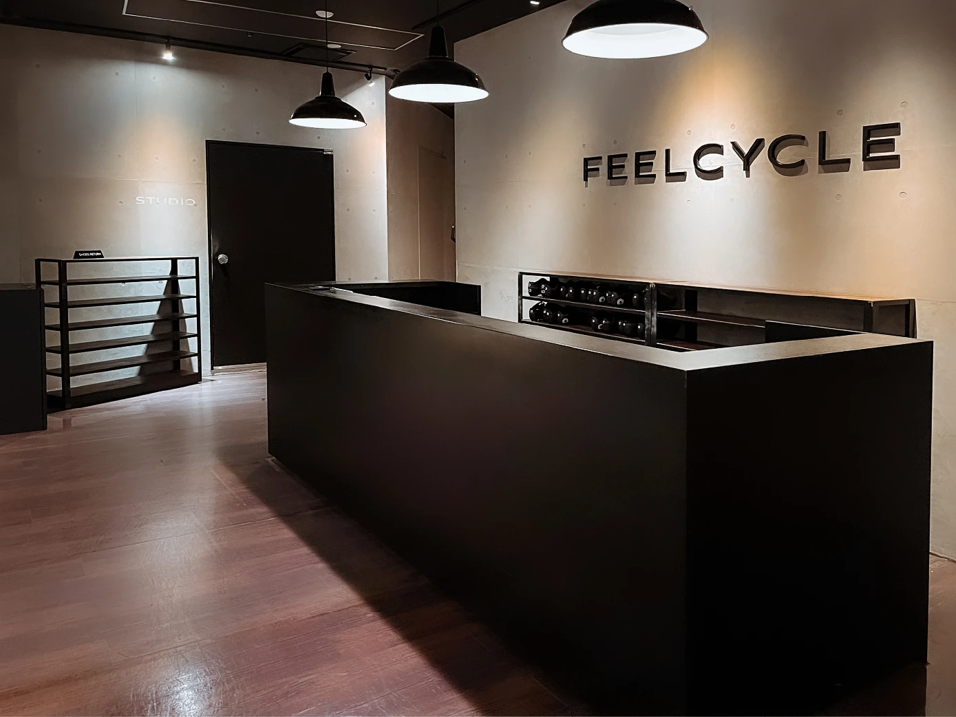 梅田茶屋町店｜暗闇フィットネス FEELCYCLE｜大阪梅田駅、梅田駅