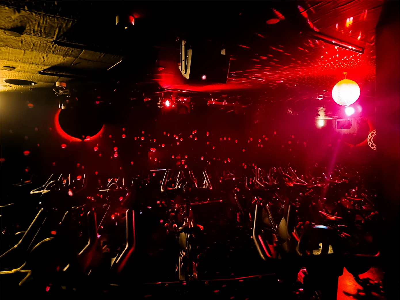 FEELCYCLE 梅田茶屋町 スタジオ写真